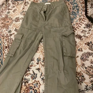 Cargos  - Fina välanvända cargos. Köpta från H&M tyvärr passar dom inte längre så behövde sälja dom 💕TRYCK INTE PÅ KÖP DIREKT
