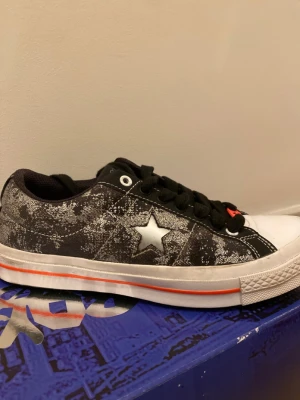 Sad boys 2002 converse - Skor, stl. 41, Herr Nästan nyskick. Svarar endast sökbara nummer. Unisex: Storlek 7.5 men's 9,5 women's, eur 41 (26 cm).  Baksida:  165743C One Star Ox  Almost black/white  999 kr