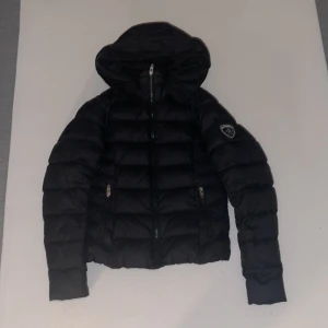 ROCKANDBLUE jacka - Inte mycket andvänd nästan helt ny, man får en fluff krage som man har på luvan i fake päls, inga hål helt hel, köpte den för 2399kr