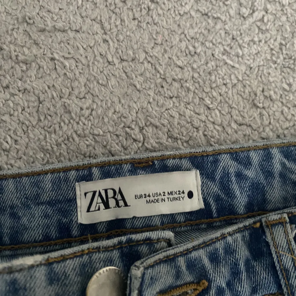 Super fina lågmidjade bootcut jeans ifrån zara. Jeansen är i strl 34 men skulle nog passa en 32 också. Jätte fina men är tyvärr lite för korta för mig! 💗💗💗. Jeans & Byxor.