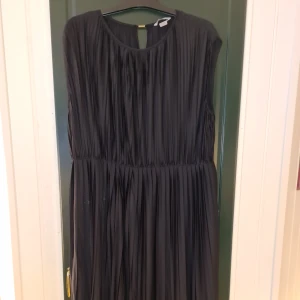 Svart klänning - Snygg svart klänning. Använd en gång.