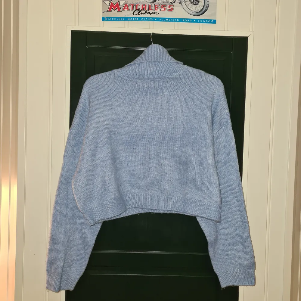 Skiiitsnygg ljusblå stickad tröja. Använd 2-3 gånger. Riktigt bra kvalitet. Storlek XL men passar M-XL beroende på hur man vill att den ska sitta.. Stickat.