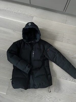 Sail Racing Jacka  - Storlek M  SVART   Använd i några år. Köpt på stadium, ingen aning om priset.    Alltså jackan är enligt mig i toppskick, omöjligt att förstöra jackan.   Haft den i snöstorm såväl som fina soliga vinterdagar.   Säljer endast pågrund av att jag tröttnat 