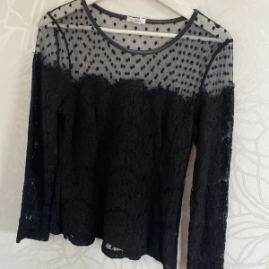 Spets topp från Ida Sjöstedt! - Använd fåtal gånger men i nyskick! Passar Xs-m   