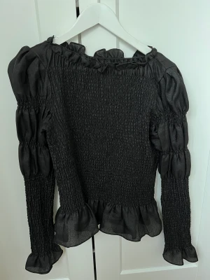 Second Female blus  - Säljer en fin second Female blus som formar kroppen jättefint! Fina detaljer.  Storlek XL men skulle säga den passar en M-XL eftersom den är såpass stretchig och följer kroppen.  Ordinarie pris: 1500kr.