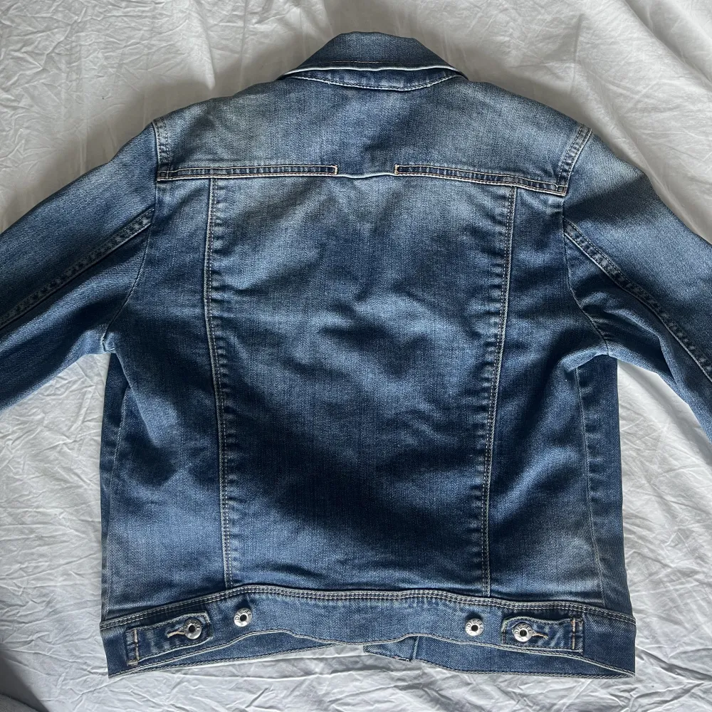 Säljer min fina jeans jacka från Diesel! Den har tyvärr blivit för liten. Skit snygg och perfekt nu till våren/ sommaren! Storlek XS. Jackor.