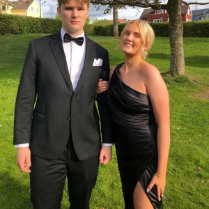 Balklänning - Säljer denna magiska klassiska balklänning🙏🏼 Svart one shoulder som endast använts en gång🥹