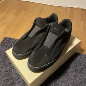 Axel arigato skor  - Jag säljer mina arigato skor pga att dom e för stora för mig, andvända ksk 5-10 gånger, skick 9/10 ny pris 2250 jag säljer dom för 1500