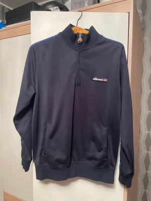 Retro ellesse tröja  - Ellesse tröja i god skick använd ett par gånger. Skick 9/10