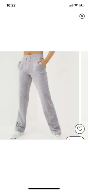 Juicy couture - Hjälper en vän, superfina juicy byxor, ljusgråa, mycket bra skick, kan gå ner i pris vid snabb affär