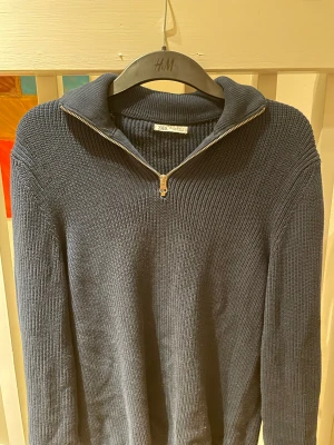 Stickad half zip - Stickad half zip från Zara, säljes billigt.