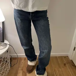 Mid waist jeansen från zara i storlek 34! Trendiga jeans man kan ha till allt;))