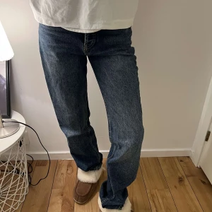 Zara jeans - Mid waist jeansen från zara i storlek 34! Trendiga jeans man kan ha till allt;))