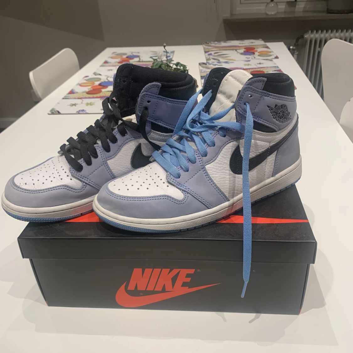 Jordan 1’s university blue - 90