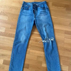 501 originals Levi’s  - Ett par Levi’s 501:or med hål på ena knäet. Storlek 30 i midjan och 32 i längden. Snyggaste jeansen jag ägt men är tyvärr för stora för mig. Frakten står köparen för 💖
