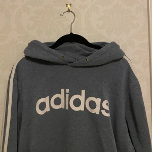 Adidas hoodie - Säljer min blåa adidas hoodie! Använd men bra skick. Fler bilder eller frågor? Bara att skriva!