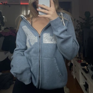 Zip hoodie  - Mysig zip hoodie med text LA fram   Frakt tillkommer om den ska skickas 