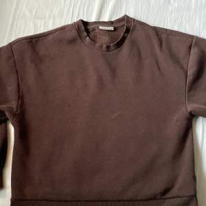 Säljer min fina sweatshirt från Ginatricot! Tröjan är lite fläckig, kommer tvättas innan jag skickar iväg den!💕 Köptes för 249 kr! Skriv för fler bilder, köparen står för frakten!💕