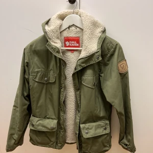 Fjällräven jacka - Fin fjällräven jacka i strl XXS. Reflexer på ärmarna. Endast seriösa köpare.