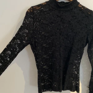 Spetströja ifrån zara - Snygg spets tröja från zara som passar bra till nyår. Använd någon enstaka gång men som ny. Storlek xs men tycker den är stor i storleken så passar en s skulle jag säga.