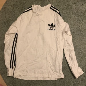 perfekt skick adidas tröja - inga defekter alls förutom att dendär lappen är bortriven (se bild)