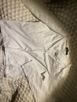 Vit långärmad tröja 🦔 - Väldigt skön och basic vit långärmad tröja från brandy Melville som passar perfekt att sova i! (100% bomull)
