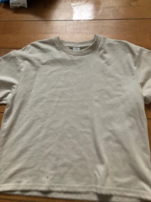 T-shirt - Beige topp från Lindex! Frakt tillkommer på 40kr:) 