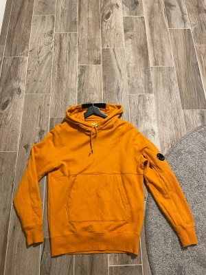 CP company  - Säljer nu en cp company hoodie i storlek S. Den är endast använda några gånger. Skick 9/10. Har tags och kvitto. Nypris 2099kr. Hör gärna av dig om du har frågor! 