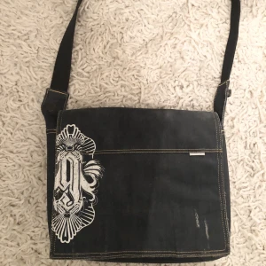 Datorväska - Snygg axelremsväska med fodrat datorfack. Skriv om du har några frågor💕