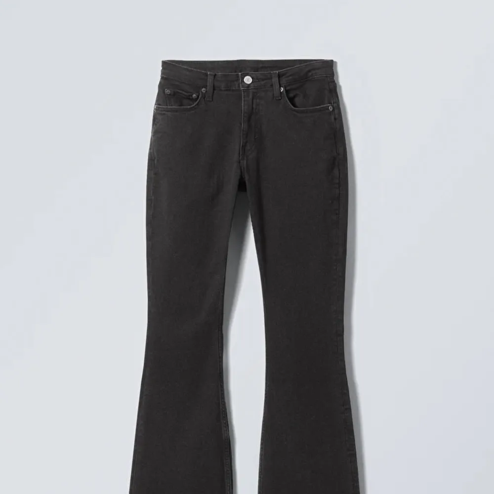 Säljer jätte snygga low waist flare jeans från weekday som inte längre finns kvar i denna storlek. Aldrig använts innan med lappen kvar.  . Jeans & Byxor.