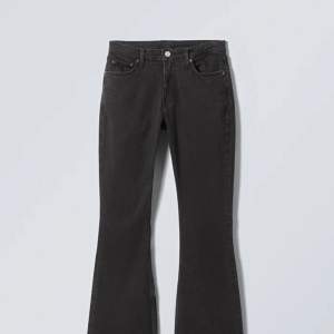 Säljer jätte snygga low waist flare jeans från weekday som inte längre finns kvar i denna storlek. Aldrig använts innan med lappen kvar.  