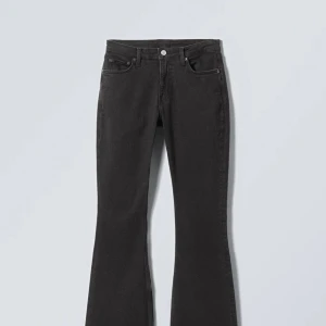 Low waist flare jeans - Säljer jätte snygga low waist flare jeans från weekday som inte längre finns kvar i denna storlek. Aldrig använts innan med lappen kvar.  