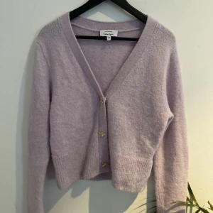 Lila kofta & other stories  - Jätte söt kofta med så fina knappar, säljer då den aldrig kommer till användning tyvärr. Använd Max 2 gånger så i nyskick💜