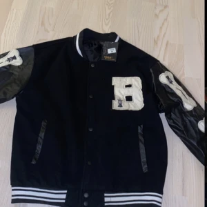 collegejacka - Säger denna collegejackan. Detta för de inte är min still. Den är i storlek M och har kvar lappen 💕