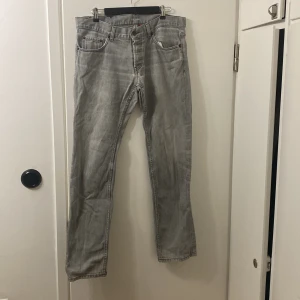 Prada jeans  - Prada jeans storlek 34 Jag är 194cm och väger 83kg, passar bra men måste ha bälte för lite stora i midjan för mig.  Skulle nog va optimalt om man är 180-190 för en bättre passform skulle jag säga.   Tyvärr är de hål i fickorna där fram men inte jättestora