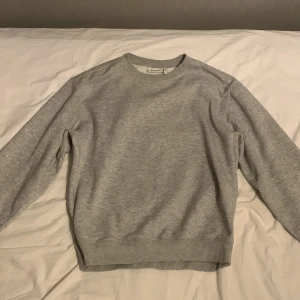 Weekday sweatshirt - Säljer en weekday tröja som jag aldrig använt då den aldrig passade. 10/10 skick