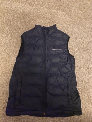 Peak Performamce Väst   - Skick 9/10 använd ett fåtal gånger.  Priset kan diskuteras  Kan mötas upp i Göteborg/Kungsbacka. Fraktar inte