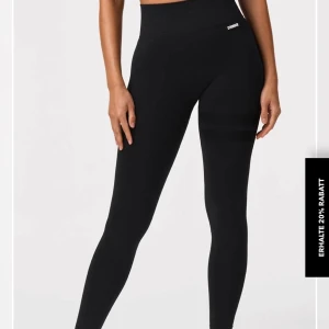 Stronger tights - Dessa supersnygga tights från stronger. Köpt för 699kr i Strl M. I nyskick och knappt använda, frakt tillkommer 💗 kom privat för egna bilder💗