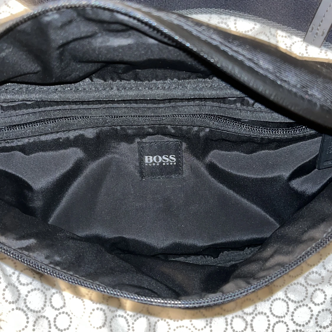 Hugo Boss magväska  - 90