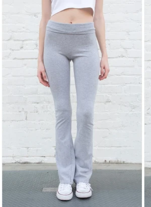 Yoga pants grå - Säljer dessa PERFEKA byxor , endast testade så prislapp o allt kvar. Säljer då de va för långa o är i one size. Skulle säga att de passar ca 165-180 långa   Frakt tillkommer!!!!!