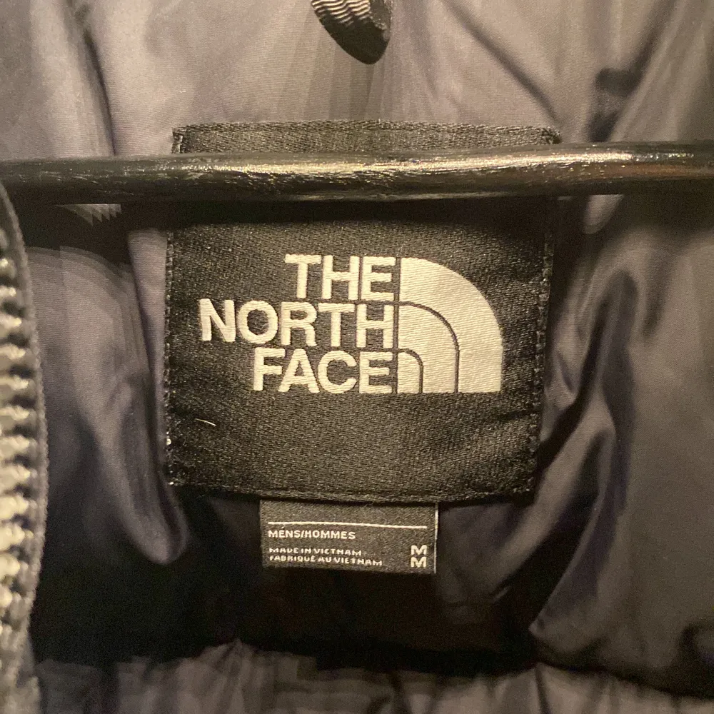 The North Face Nuptse 1996 Jacka storlek M bra skick, bara att fråga för fler bilder! Köpare står för frakt (66kr) spårbart. Jackor.