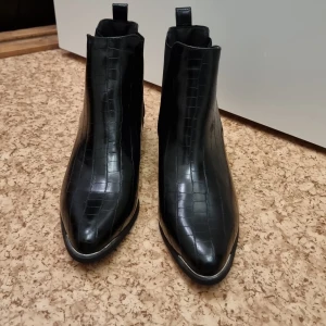 Vinter boots - Helt nya, Aldrig använd , med silver detalj framsidan av skorna se på bild