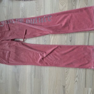 Juicy - Jag säljer mina fina juicy😊 dom e från plick så  vet it så mycket om dom! Färgen syns it riktigt på kameran man den är lite korall färgad❤️storleken är M men de är små i storleken så skulle säga S-XS jag har själv den storleken i vanliga fall😃