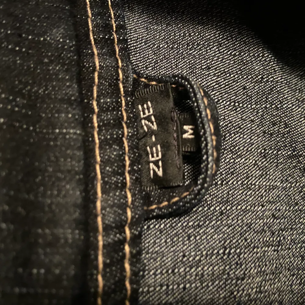 En mörkblå jeansjacka, i storlek M. Supergott skick, ärvt den från min mamma! . Jackor.