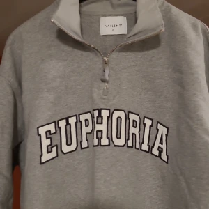 Euphoeria  - Tröjan vart för liten och har bara testat den en gång. Den är i nyskick. Säljer för 400kr. jag står för frakt