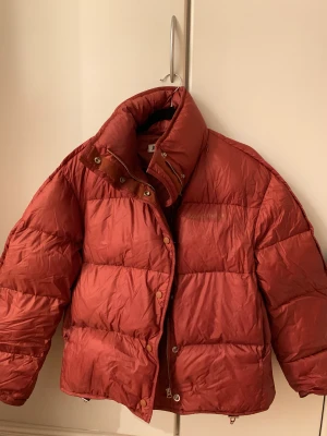 Acne jacka - PRISFÖRSLAG!! Intressekoll på min unika rostfärgade pufferjacka från Acne Studios. Använd en vinter. Nypris 8499. Superfint skick❤️ Skickar givetvis fler bilder vid förfrågan!