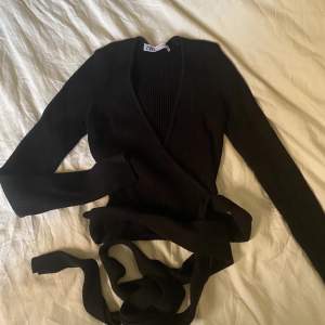 Superfin stickad omlott tröja från Zara i storlek S 