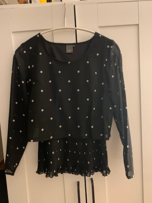 Blus - Fin och annorlunda tröja i strl Small.  Använd 1 gång.  Kan skickas om köparen står för frakten. 