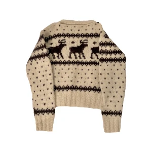 stickad tröja  - jättefin och mysig stickad tröja köpt second hand och aldrig använd. perfekt nu till julmyset, obs en liten fläck på axeln som var där vid köp!🌨🌲⛄️🤍❄️⛸🧸☕️