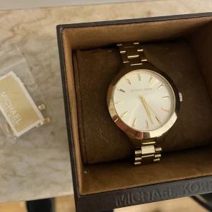 Michael Kors Klocka - En väldigt fin och stilren klocka från Michael Kors. Väldigt fint skick! Tillkommer även förläningsarmband med klockan. Vid intresse kan jag skicka fler bilder.